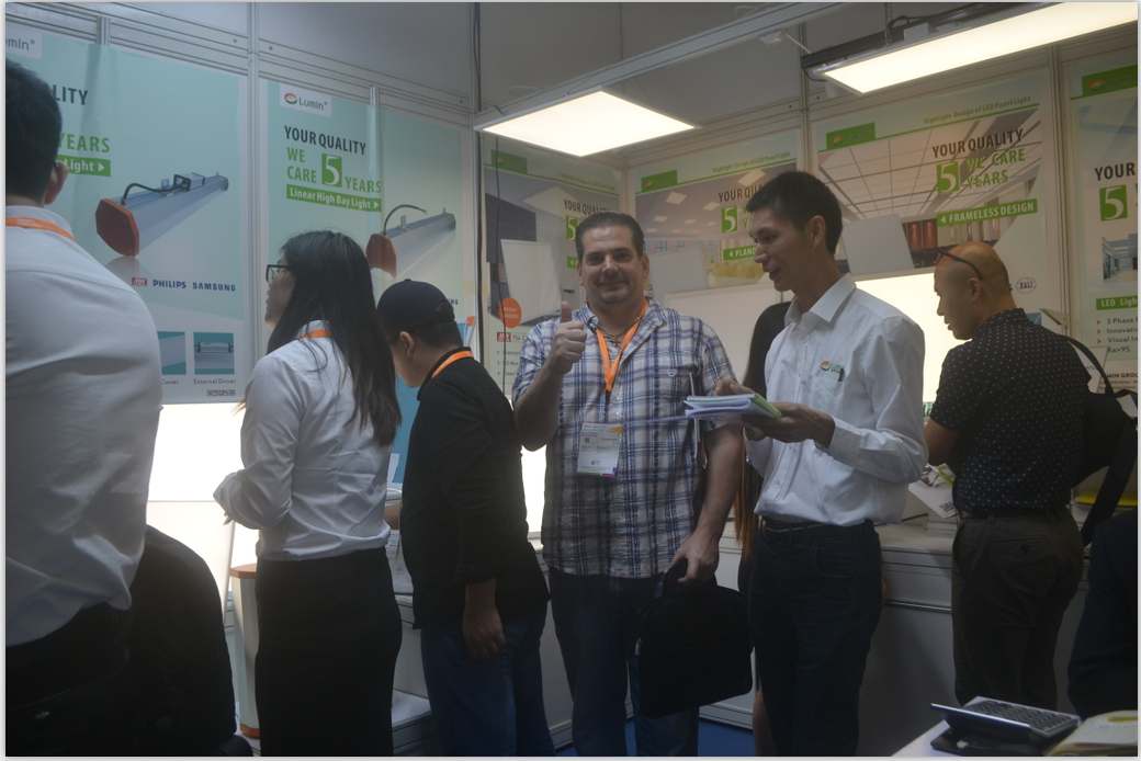 Lumin team photo with UK client at Shenzhen factory, celebrating the successful delivery of the US market sleep bulb OEM project in 25 days