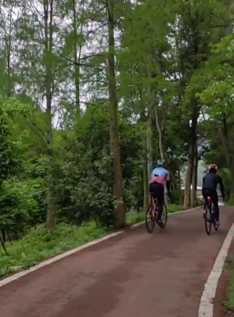 people with cycling-jacket on the way