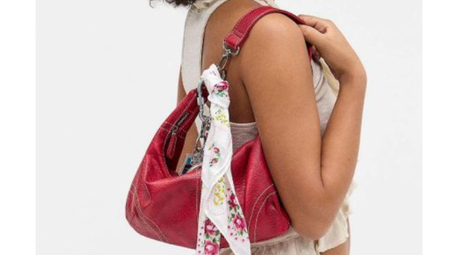 Discover the latest 2025 bag carrying trends—from belted fanny packs to vintage shoulder bags. Learn how to wear your bag to match your personal style.