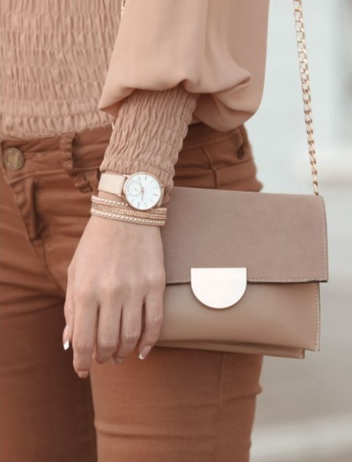 Learn the difference between a bag and a handbag. Explore how style, size, gender, and purpose make these accessories unique. A must-read for fashion lovers!