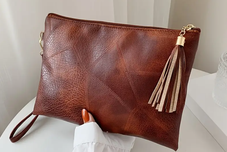 Discover the key differences between day clutch bags and night clutch bags. Fnd the perfect clutch for every occasion.