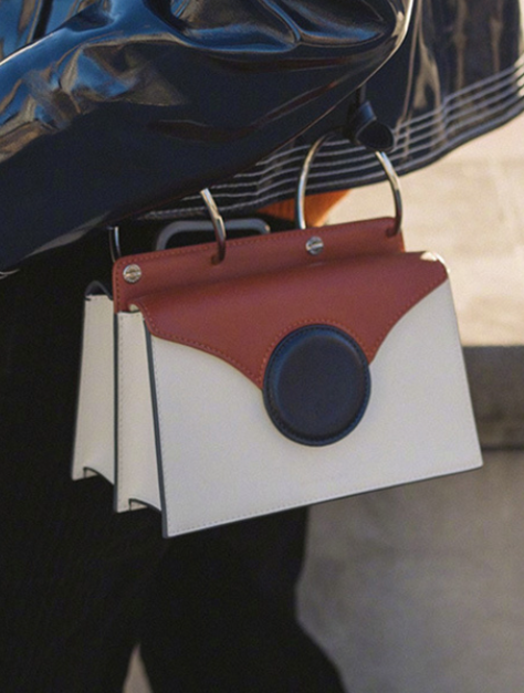 Discover the latest 2025 bag carrying trends—from belted fanny packs to vintage shoulder bags. Learn how to wear your bag to match your personal style.
