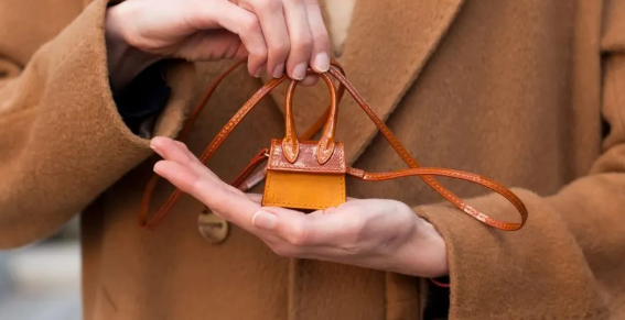 Discover the latest 2025 bag carrying trends—from belted fanny packs to vintage shoulder bags. Learn how to wear your bag to match your personal style.