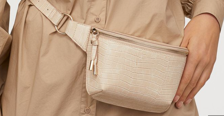 Discover the latest 2025 bag carrying trends—from belted fanny packs to vintage shoulder bags. Learn how to wear your bag to match your personal style.