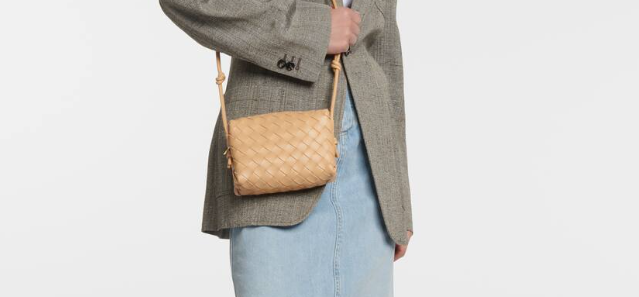 Discover why leather shoulder bags are worth the investment. From durability to timeless style, explore the top 6 benefits of choosing leather shoulder bags for daily use.
