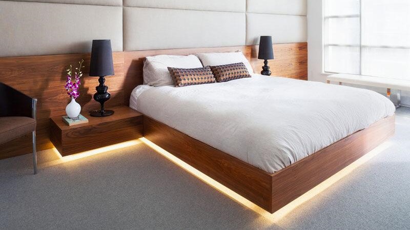 Tira de luz LED debajo de una cama