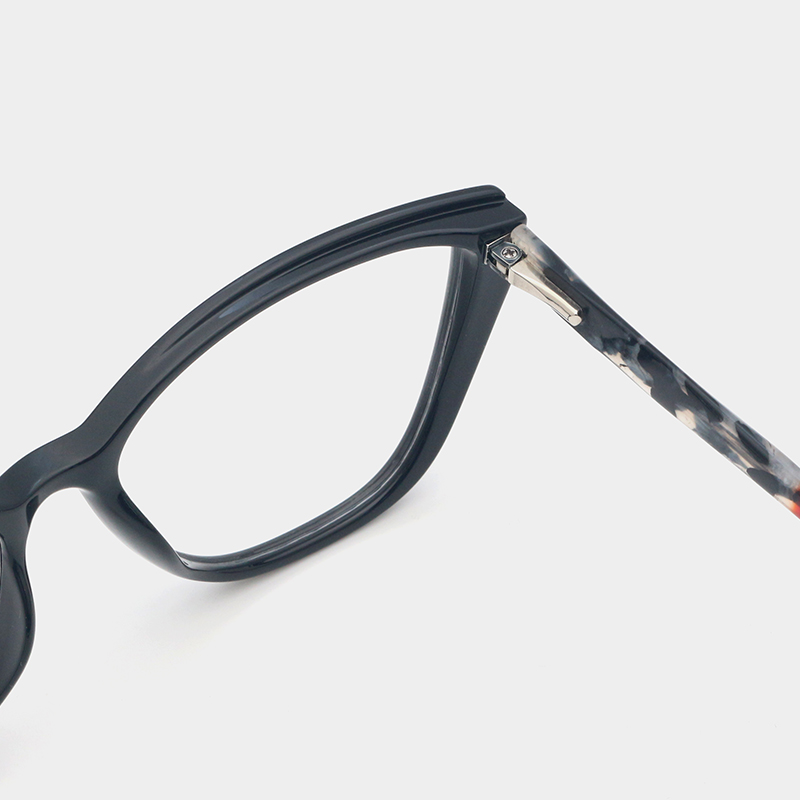 Clariven Glasses spring hinge detail
