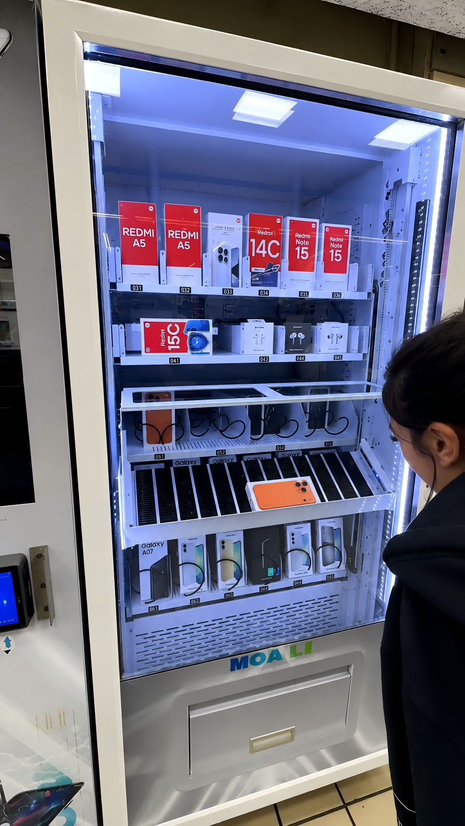 This phone vending machine is suitable for selling phone or 3C products.