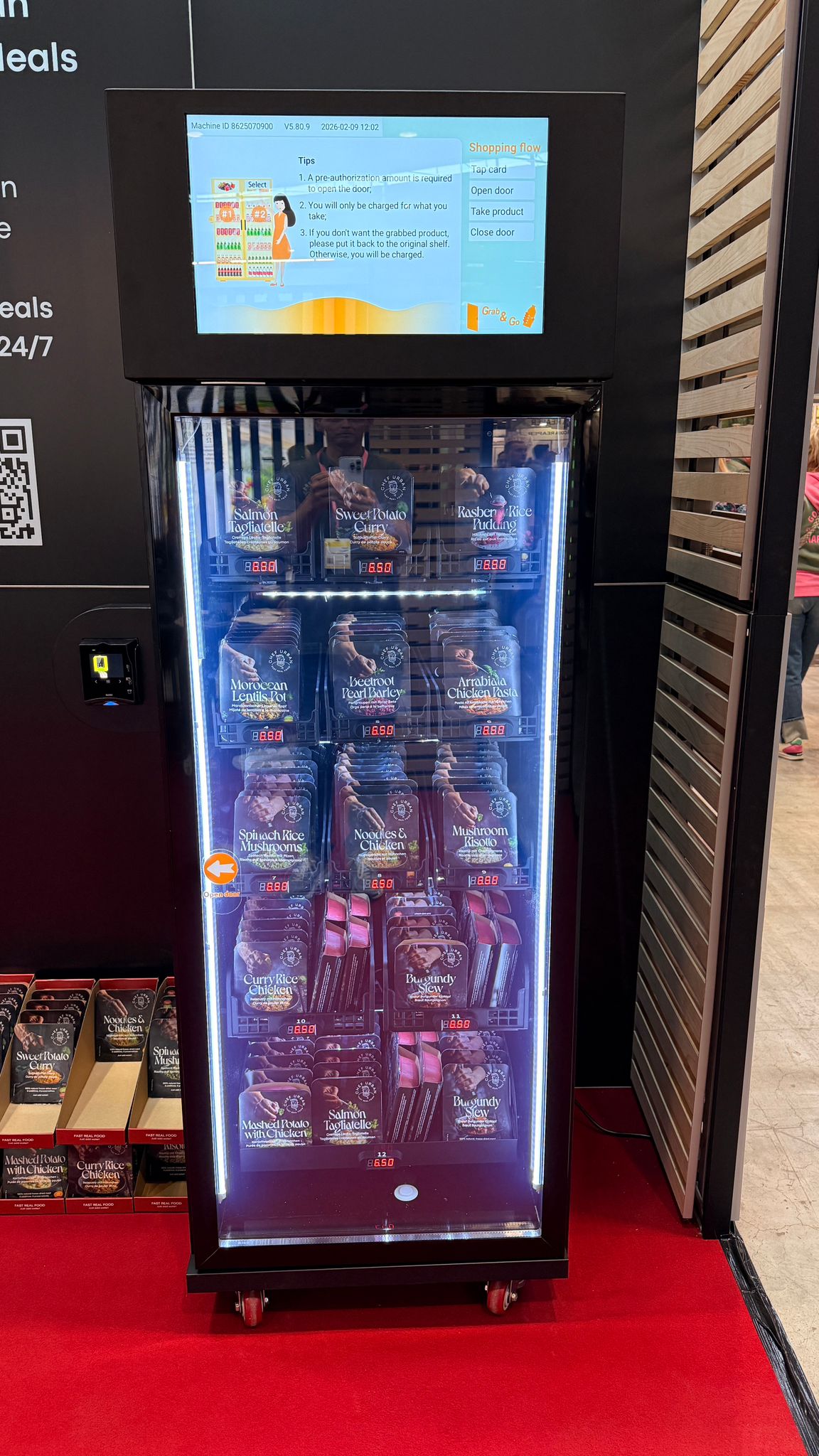 This smart fridge vending machine is suitable for selling ready meal.