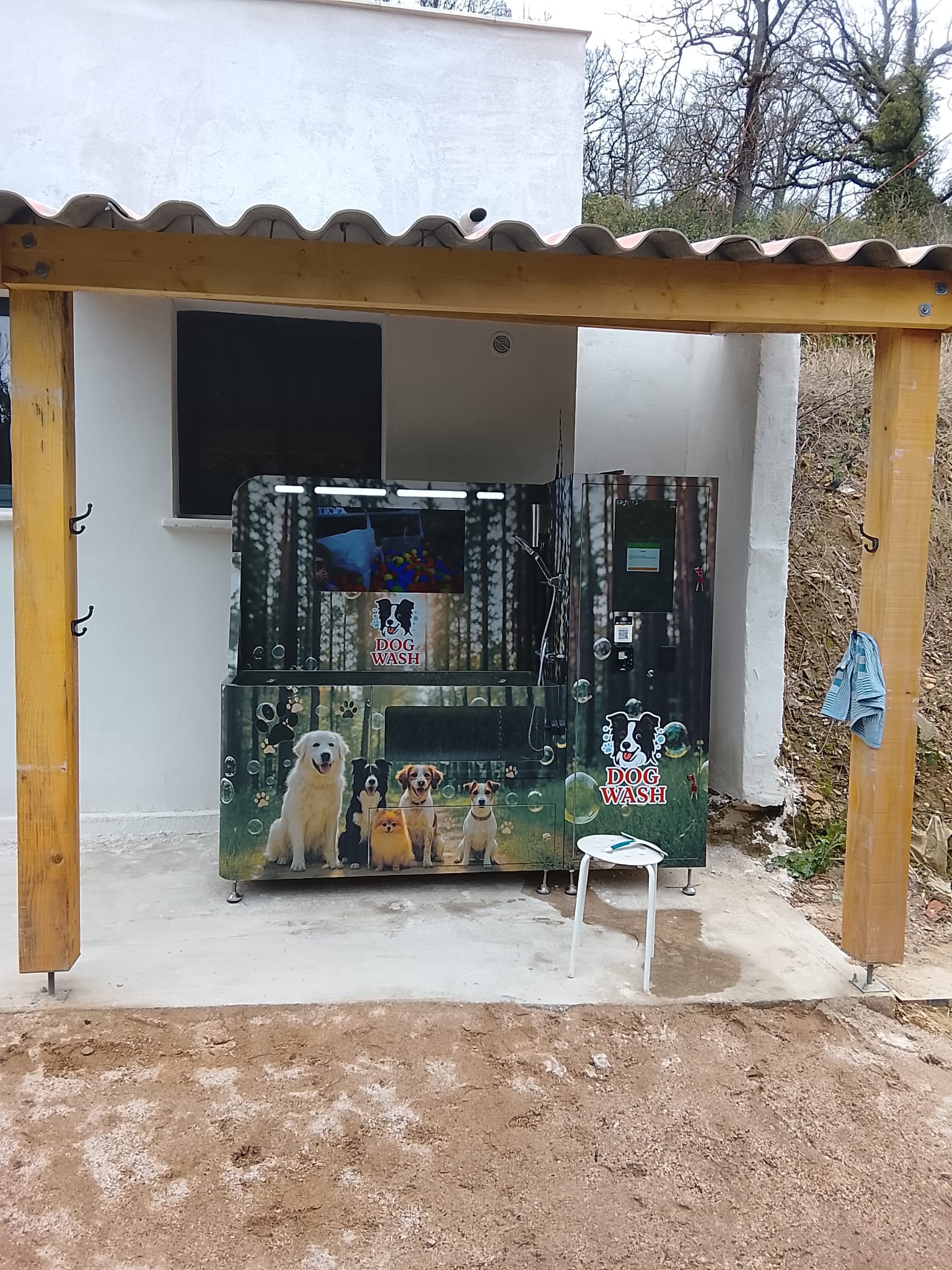 This self service dog wash machine is suitable be placed at community.