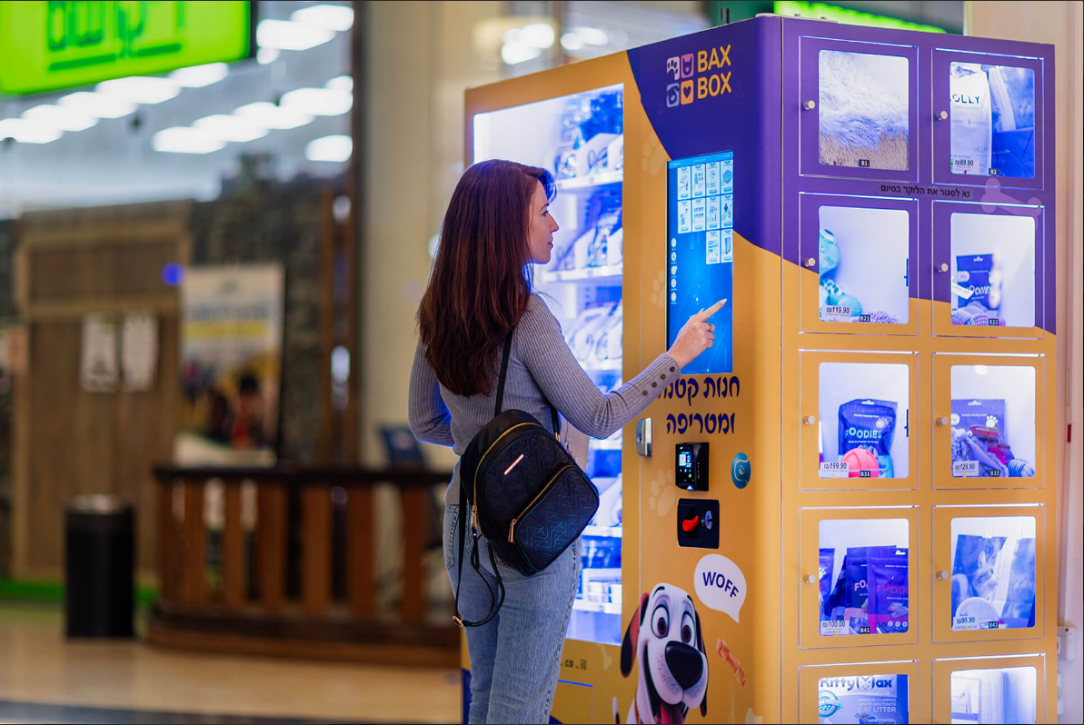 This pet vending machine has side lockers, it can be put big items
