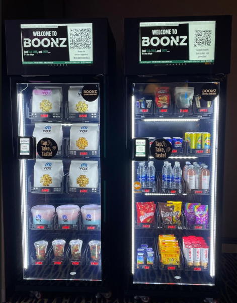 This snack and drink vending machine is suitable for selling snacks and drinks in cinema.