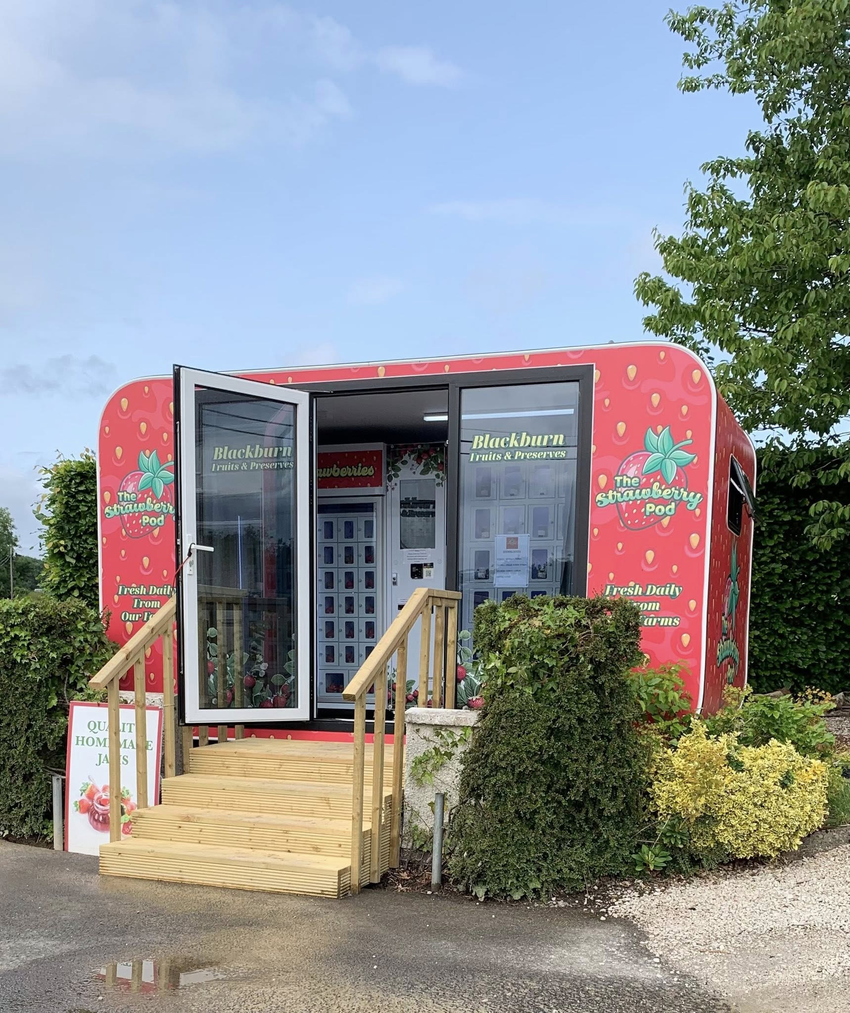 This fresh fruit vending machine is suitable be placed at communities.
