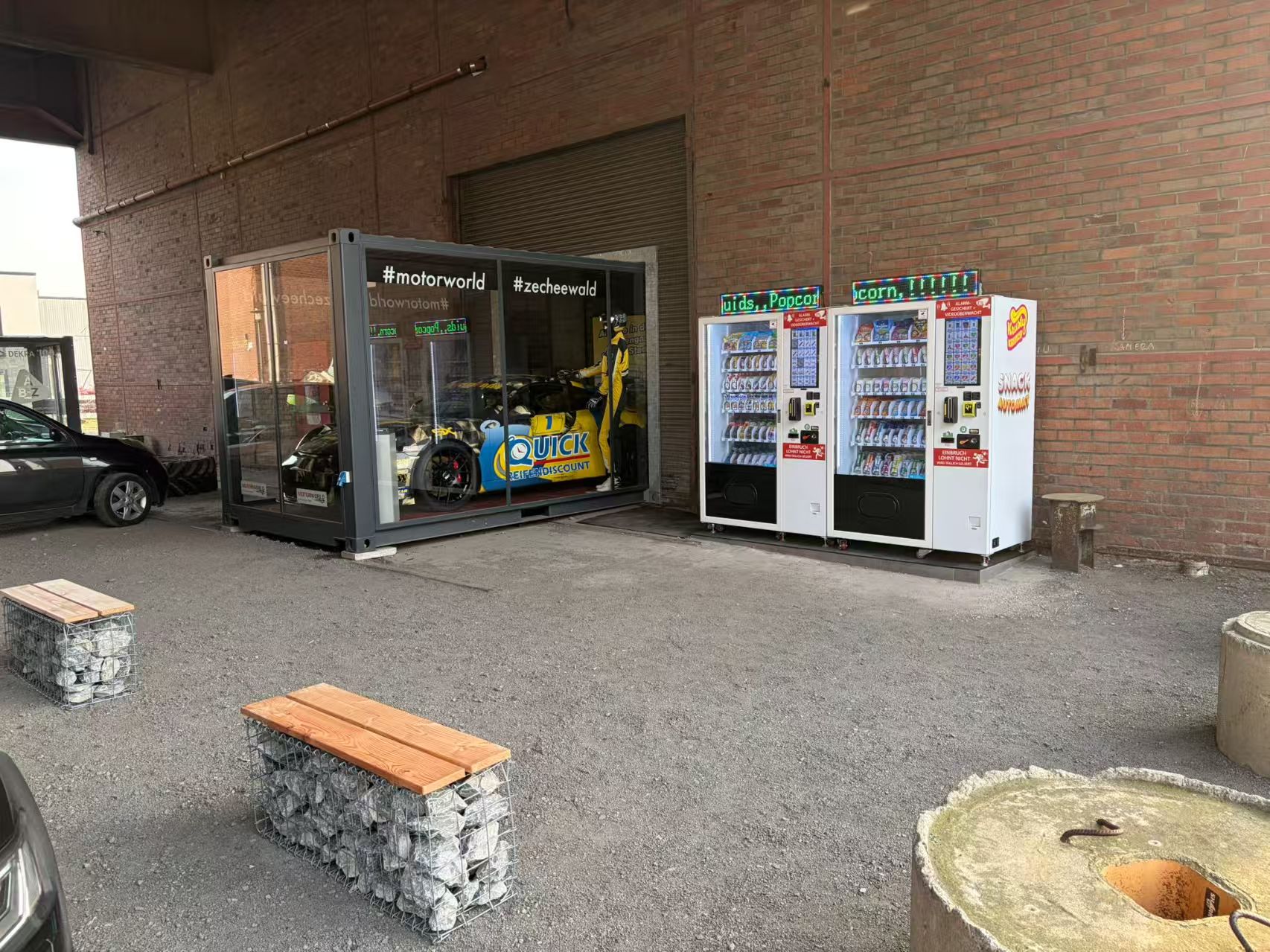 This snack vending machine is suitable for selling snacks and drinks on the street.