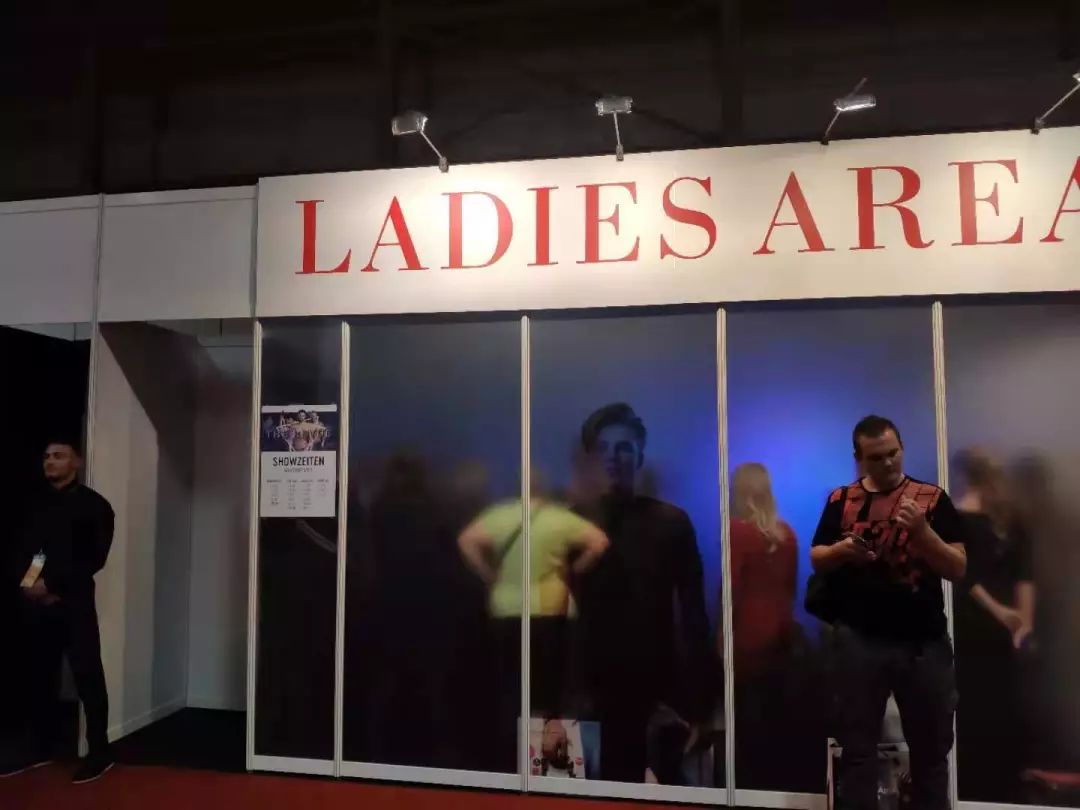 Lesbi dildo show ladies area