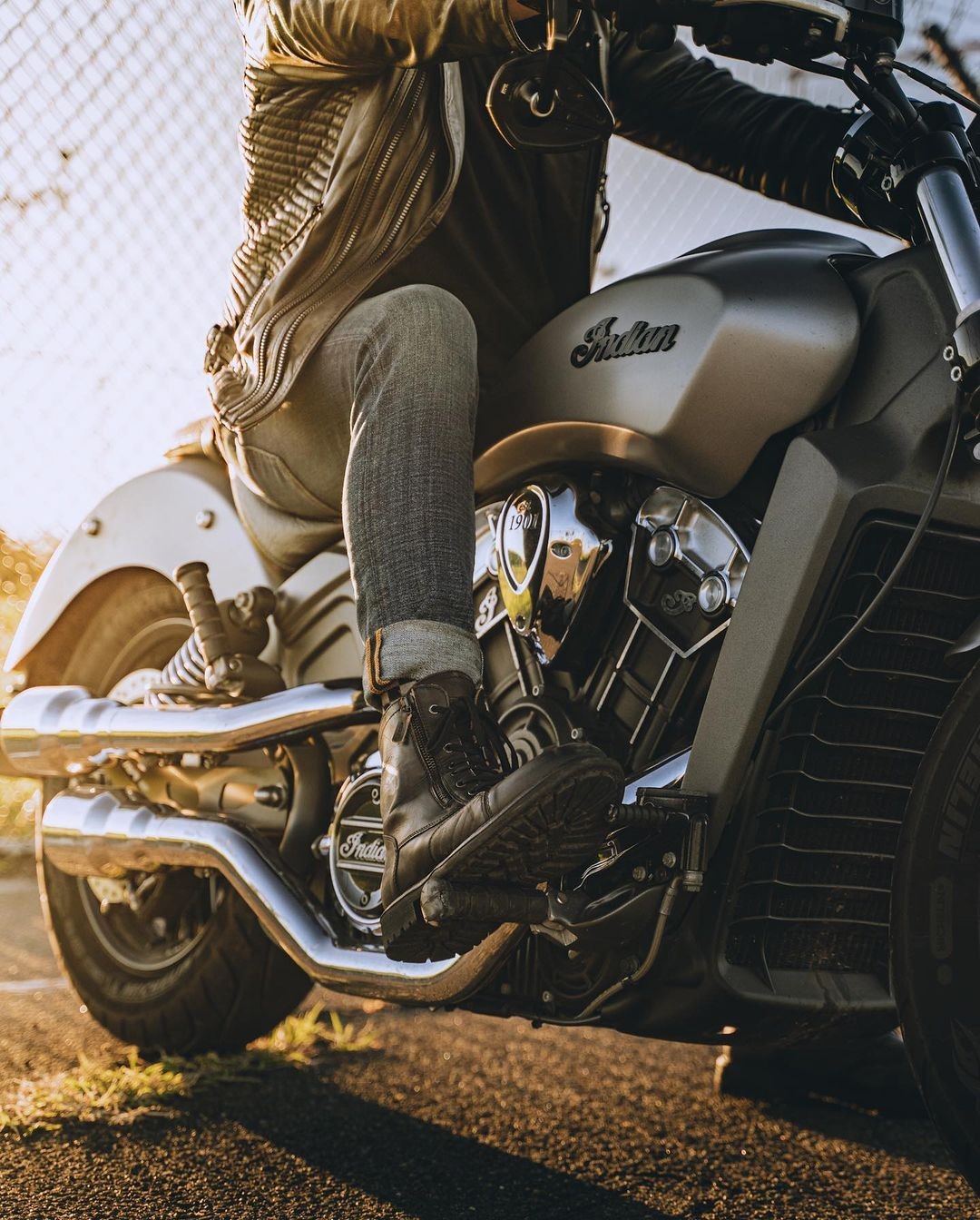 Montar en motorcycle