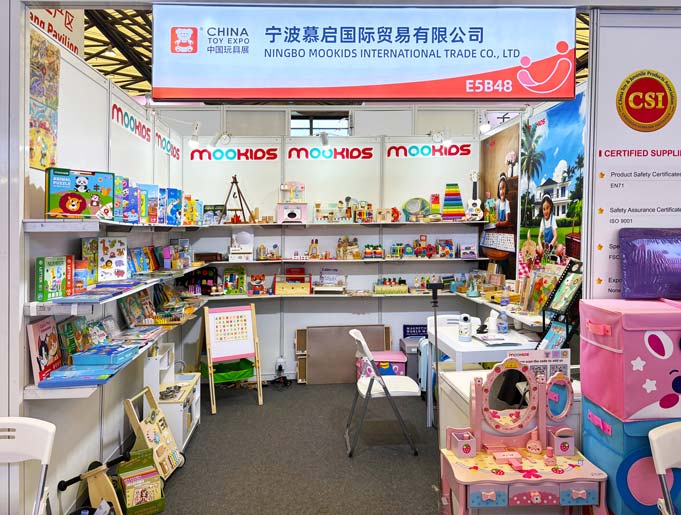 At CTE China Toy Expo, the booth (E5B48) of Ningbo Mookids International Trade Co., Ltd. displays various educational toys (wooden puzzles, picture books, role-play sets, etc.), with CSI certification emphasizing product safety and quality.