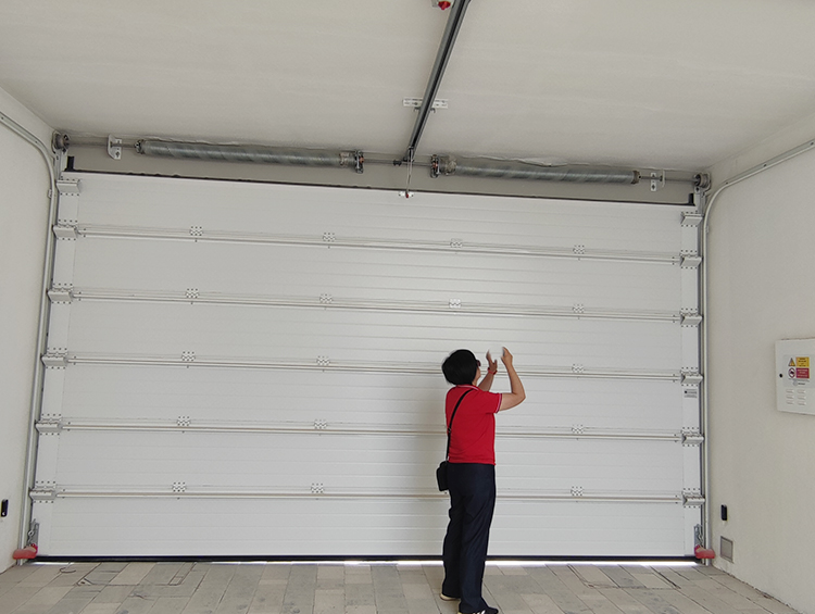 pasos de preparación para limpiar la puerta de garaje