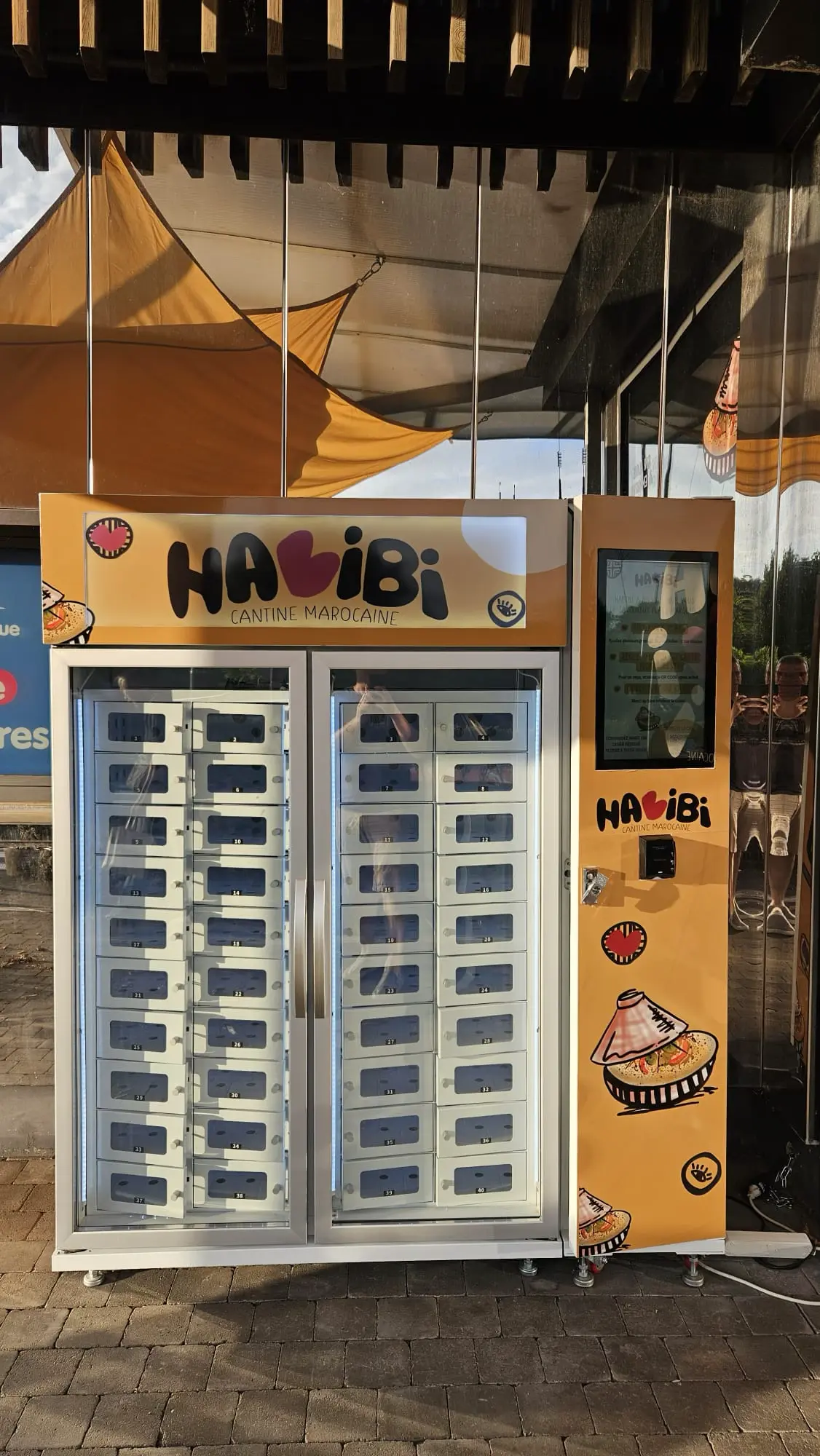 Máy bán đồ ăn tự động HABIBi Cantine Marocaine ở Bỉ
