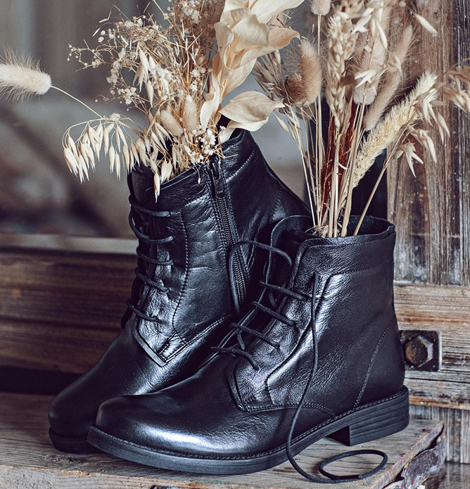 women lace up boot