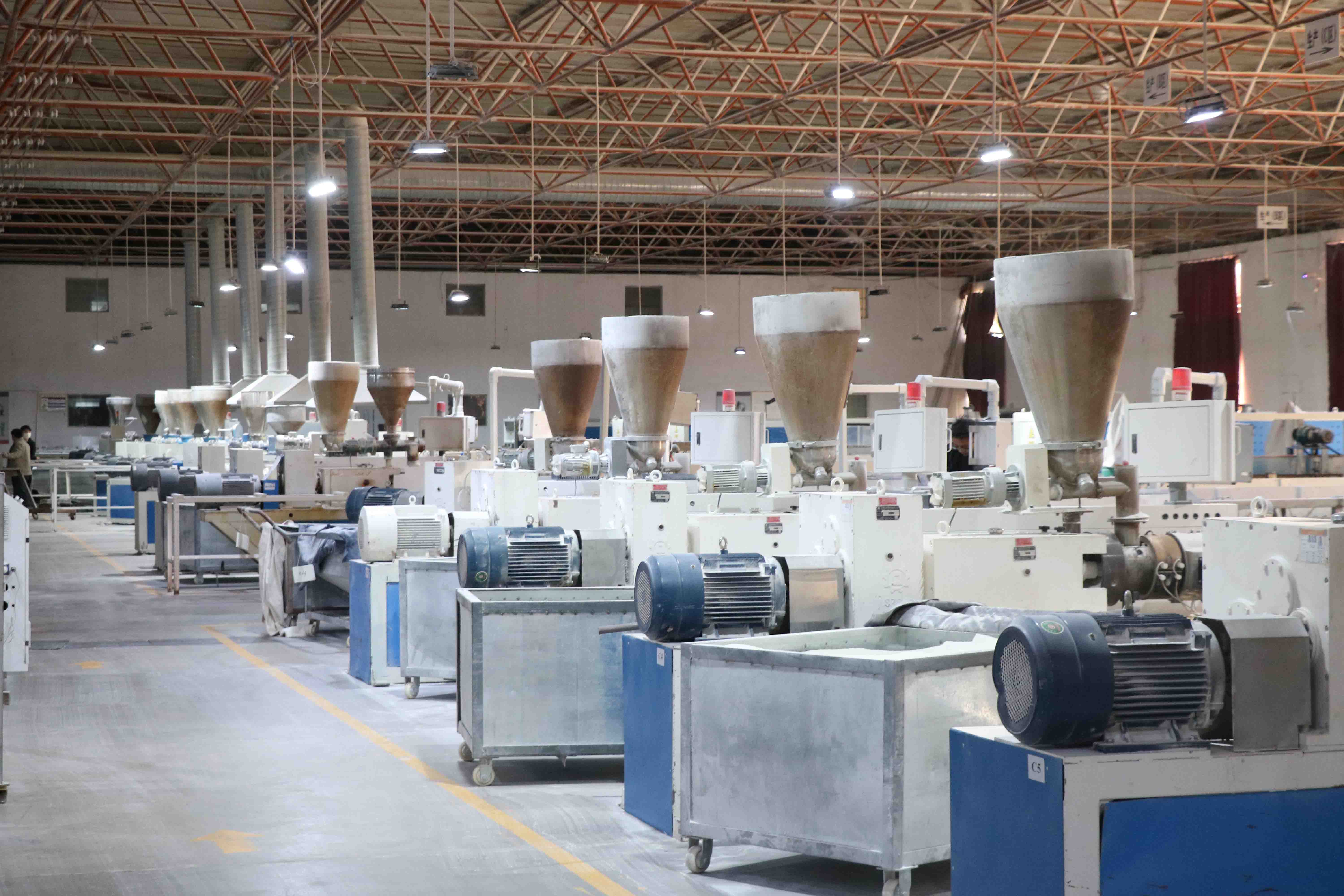 Enter the Enda workshop to understand the PVC shutter components process