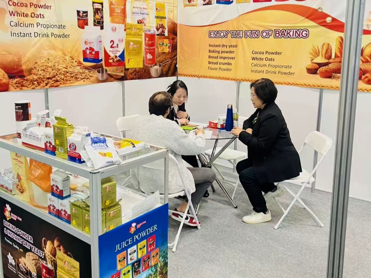 The sales manager talks with the cilent