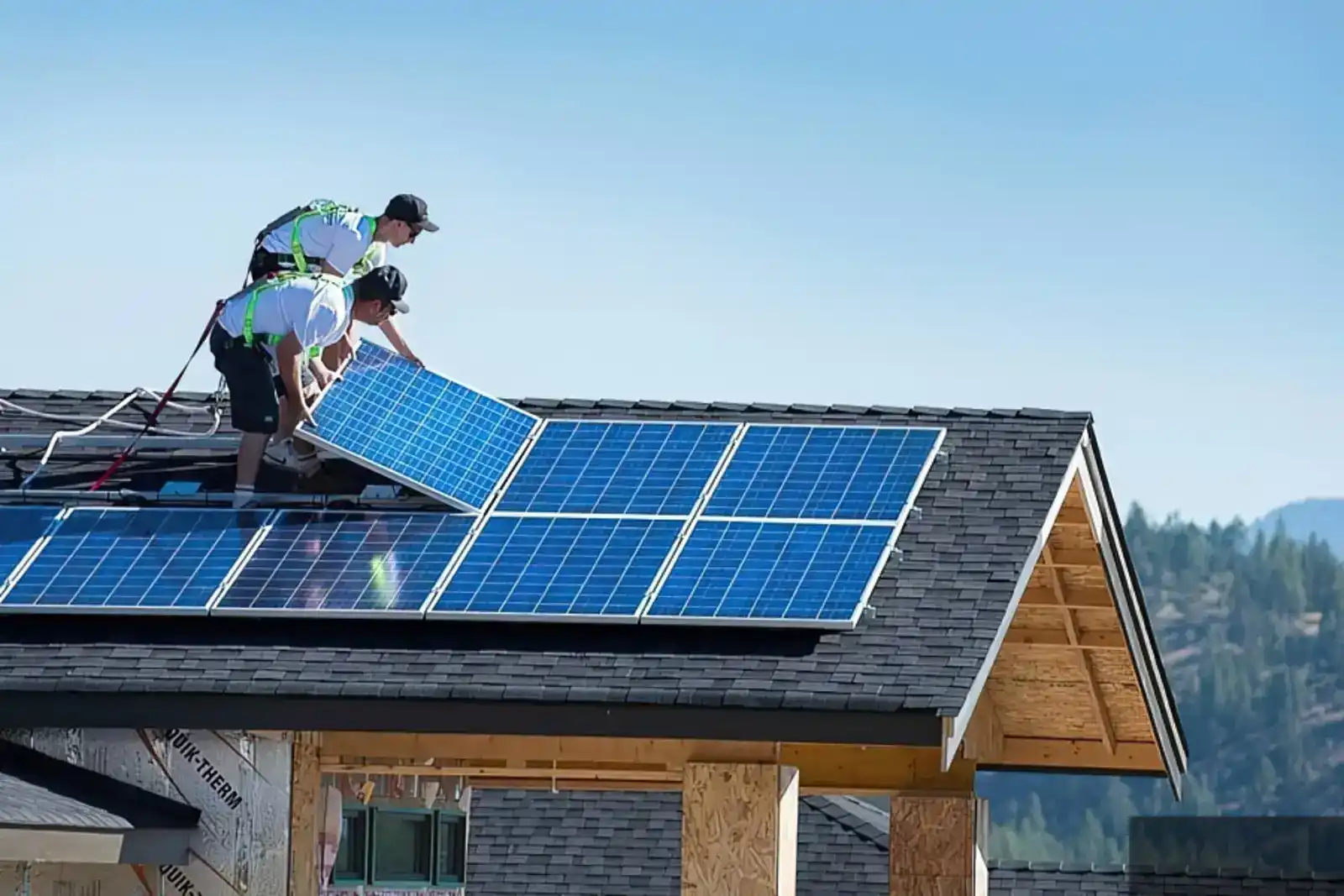 Hellend dak met fotovoltaïsche panelen