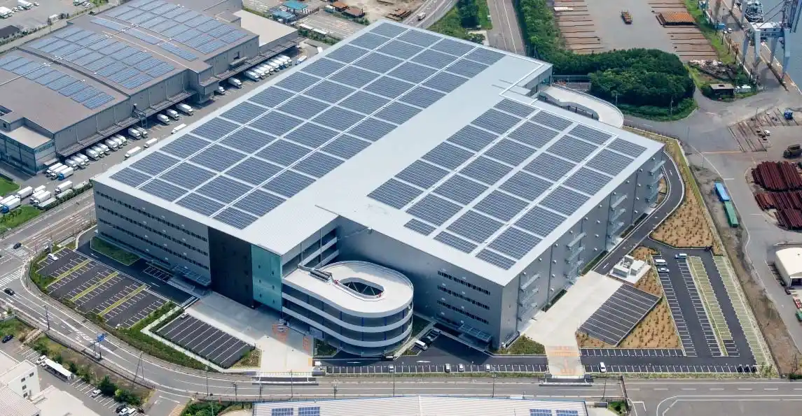 Platte daken gemonteerde fotovoltaïsche panelen