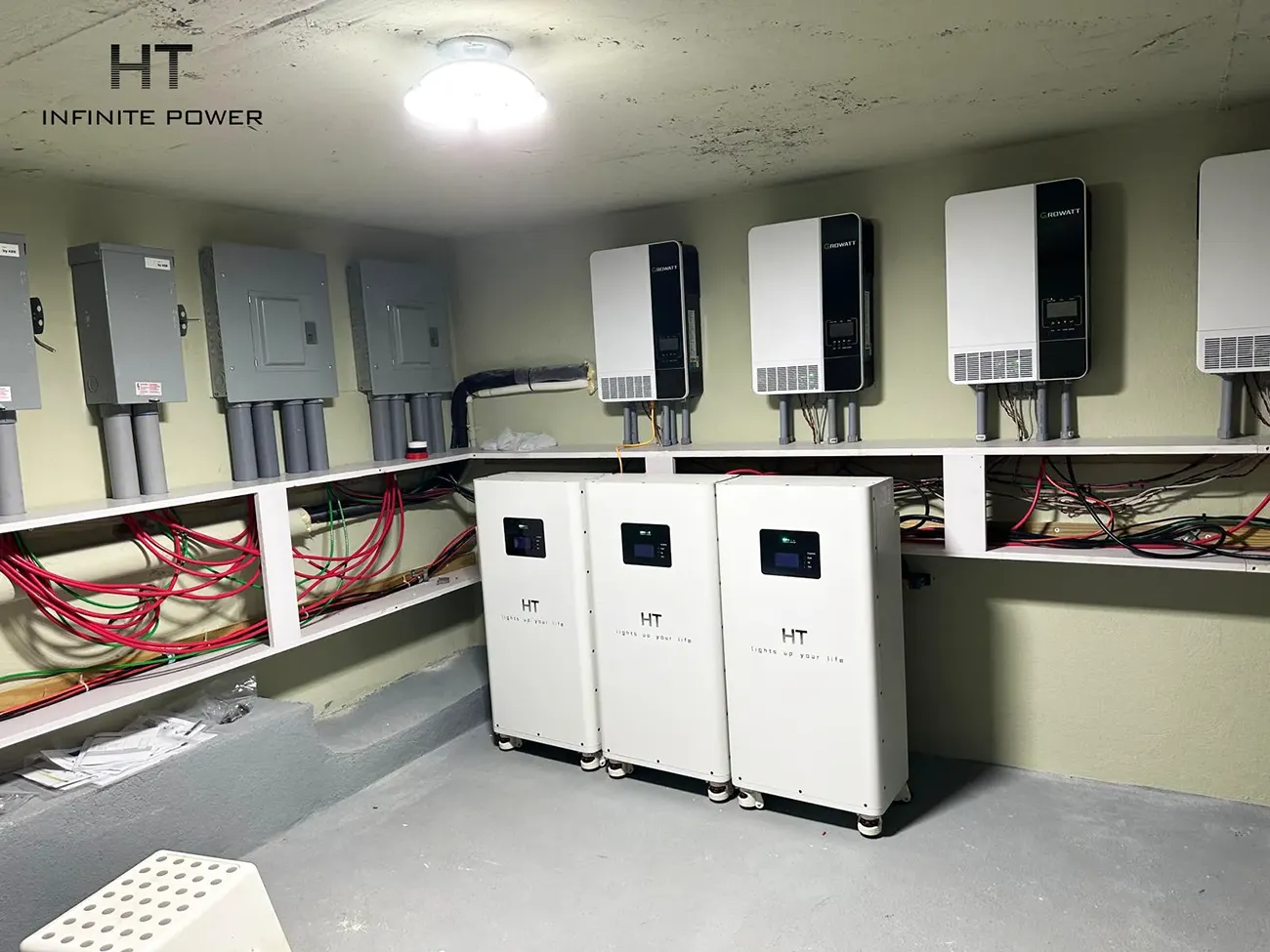 Instalación de sistemas de almacenamiento de energía domésticos para clientes de InfinitepowerHT