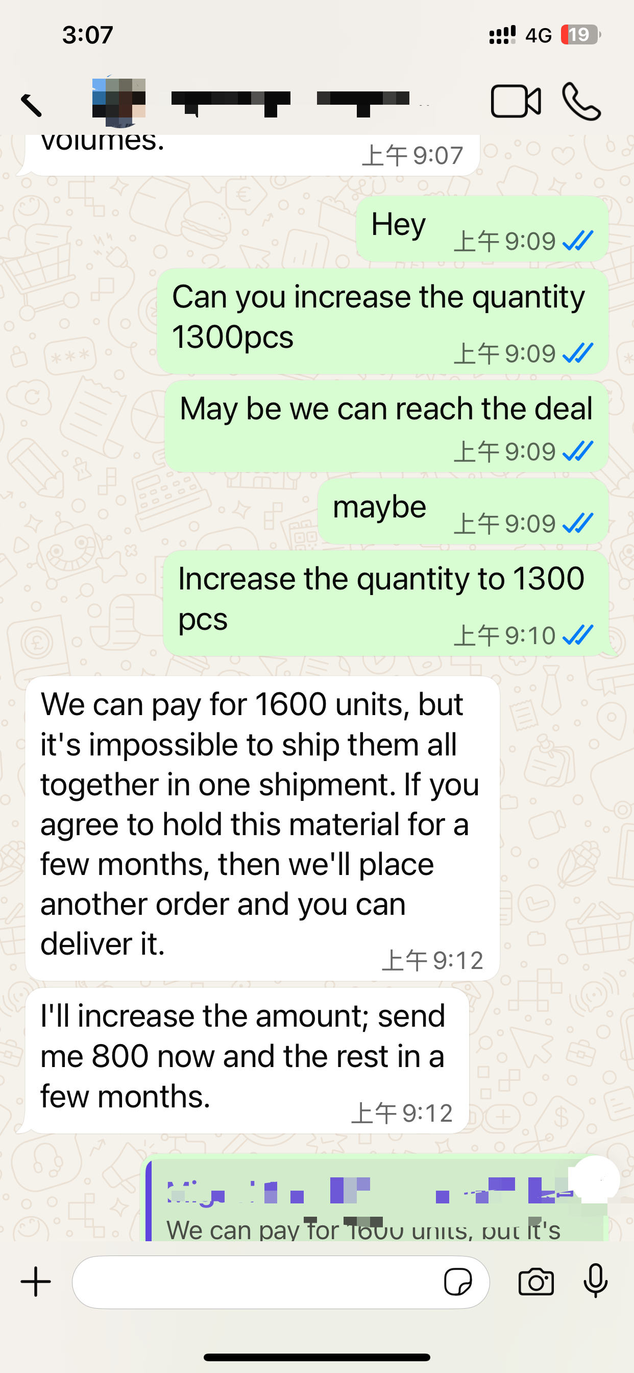 Chat screenshot showing a B2B steel pipe negotiation: supplier proposes increasing quantity to 1300pcs, customer agrees to pay for 1600 units in full upfront but requests partial shipment (800 now, rest in a few months)