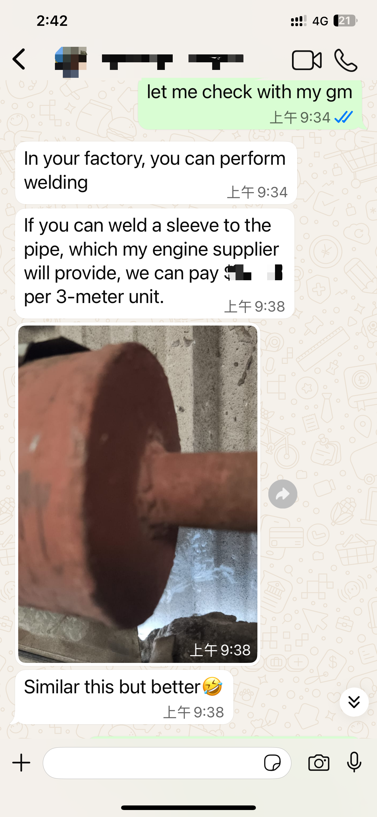 Chat screenshot showing an Argentine customer requesting steel pipe welding service: welding a sleeve to the pipe for rolling door main beam application, with a sample image of a welded sleeve on a rusty pipe.