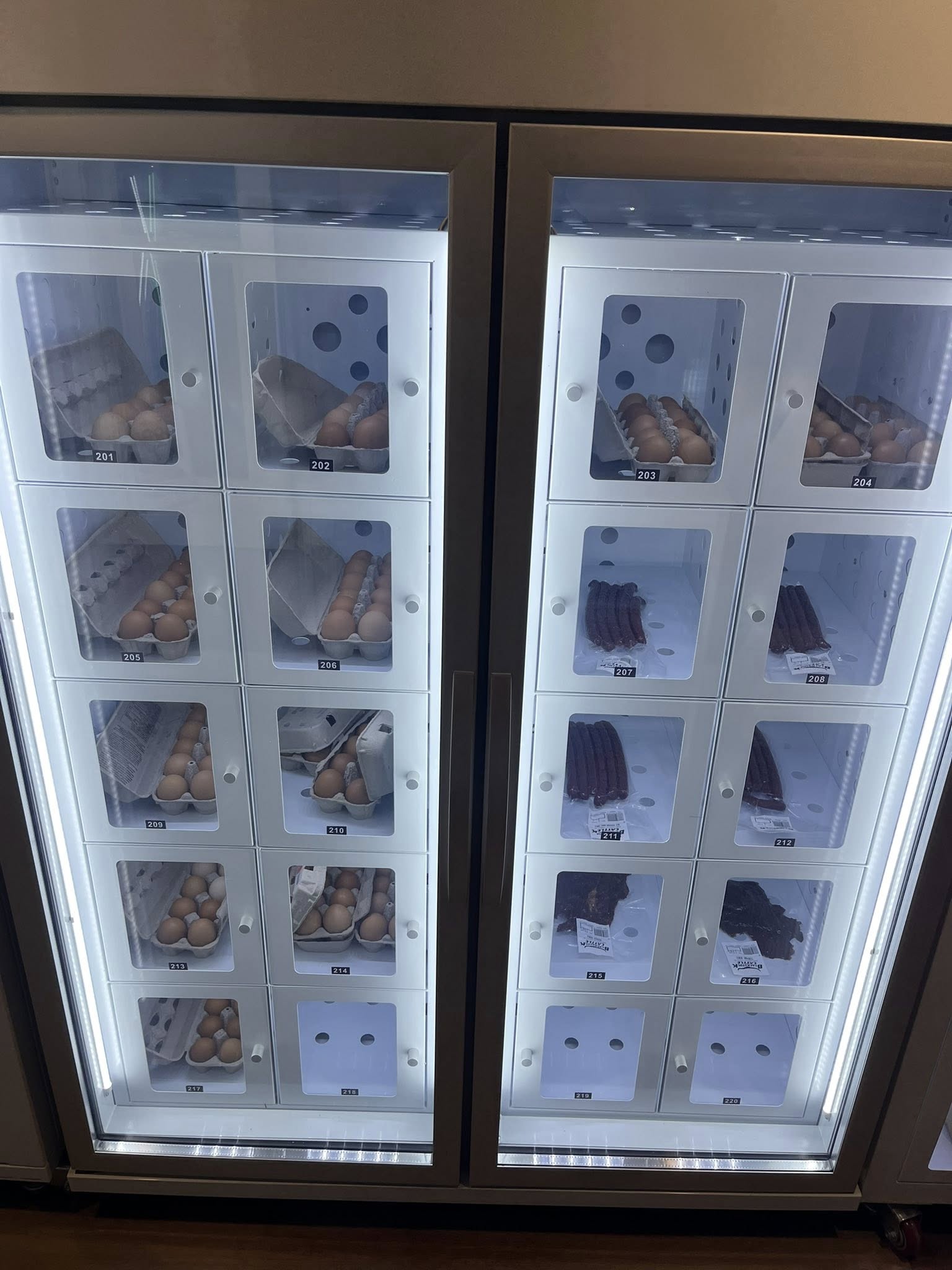 Weimi cooling locker vending machine for selling eggs and sausage in Canada Farm shop