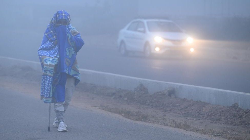 Uma foto mostra um dia de neblina na Índia (via Internet)