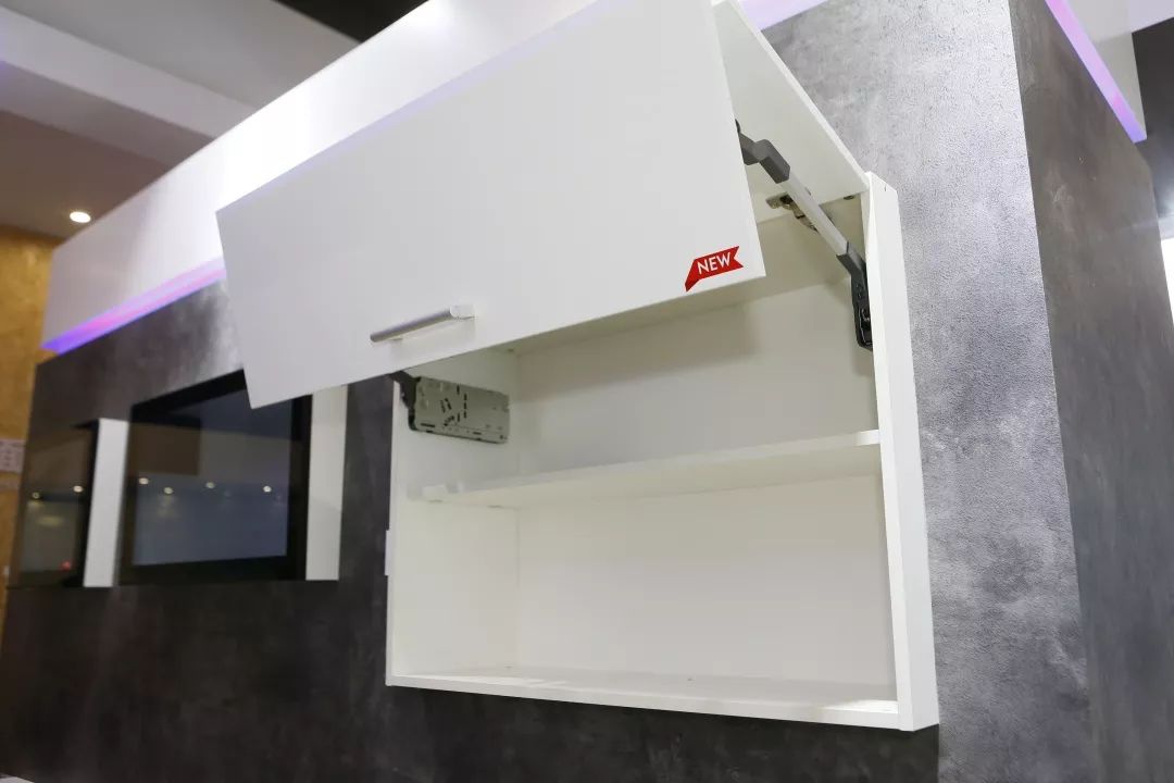 DTC hinges