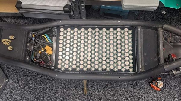 Charging and maintenance of electric vehicle lithium batteries, as well as precautions for use
