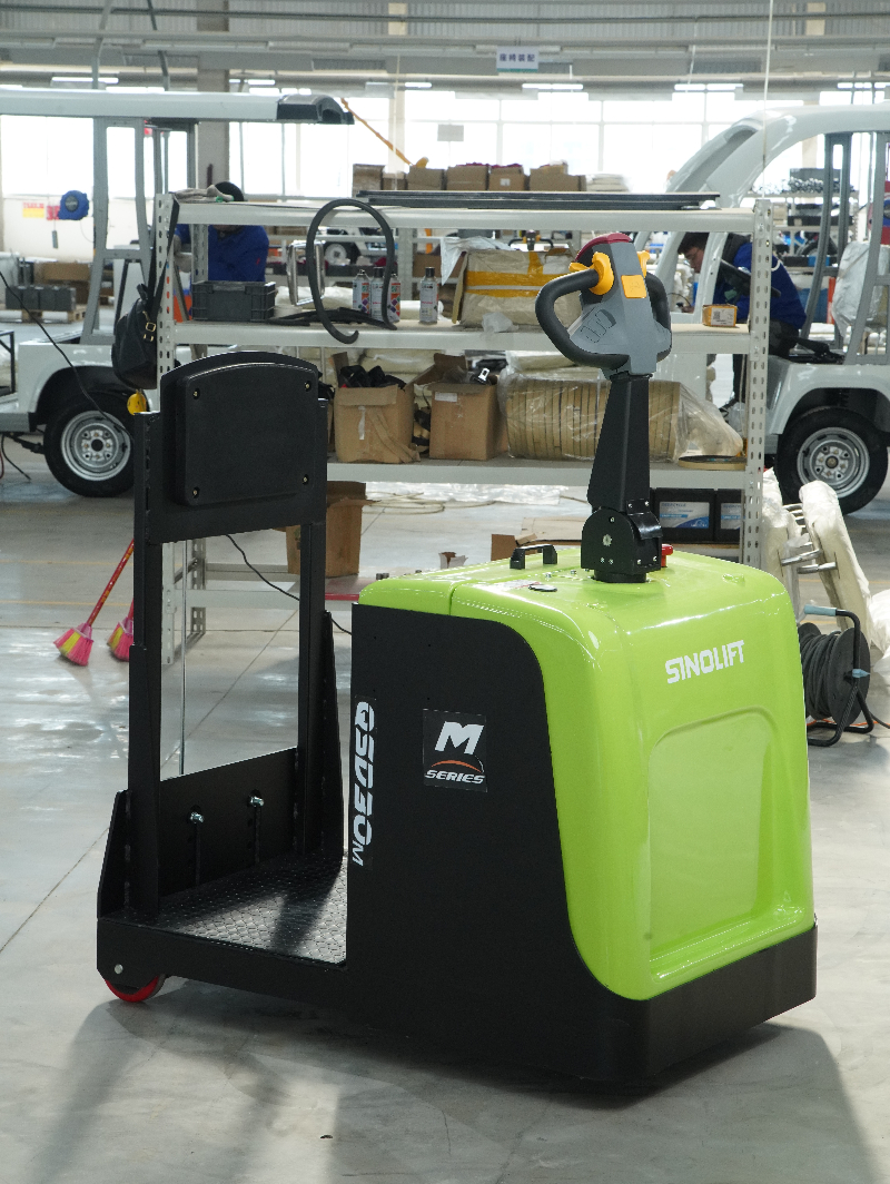 Stand-in electric towing tractor (QSD20M/QSD30M) maneuvering in warehouse for order picking and short-distance transport