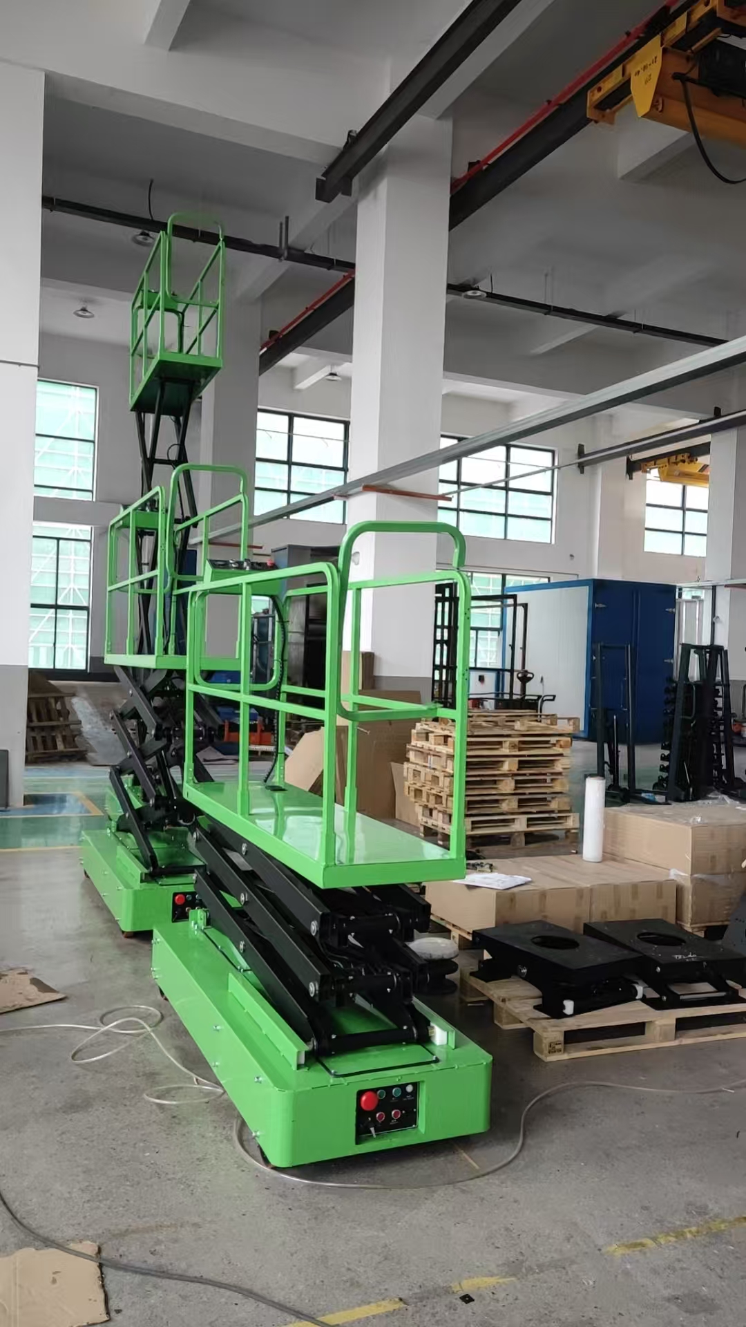 Ergonomic solution for greenhouse work: A quiet, electric pipe rail trolley lifts workers to 5 meters for safe, efficient flower harvesting without ladders.