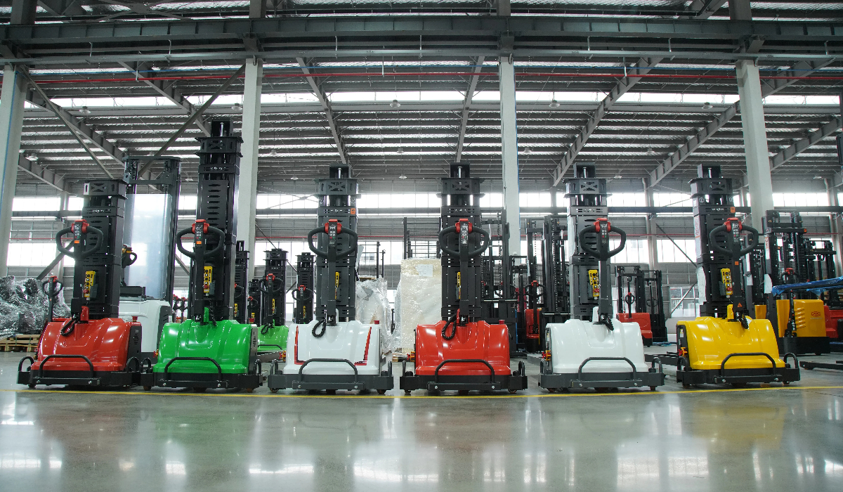 Portable self-loading pallet lifter unloading goods from a van without a loading dock