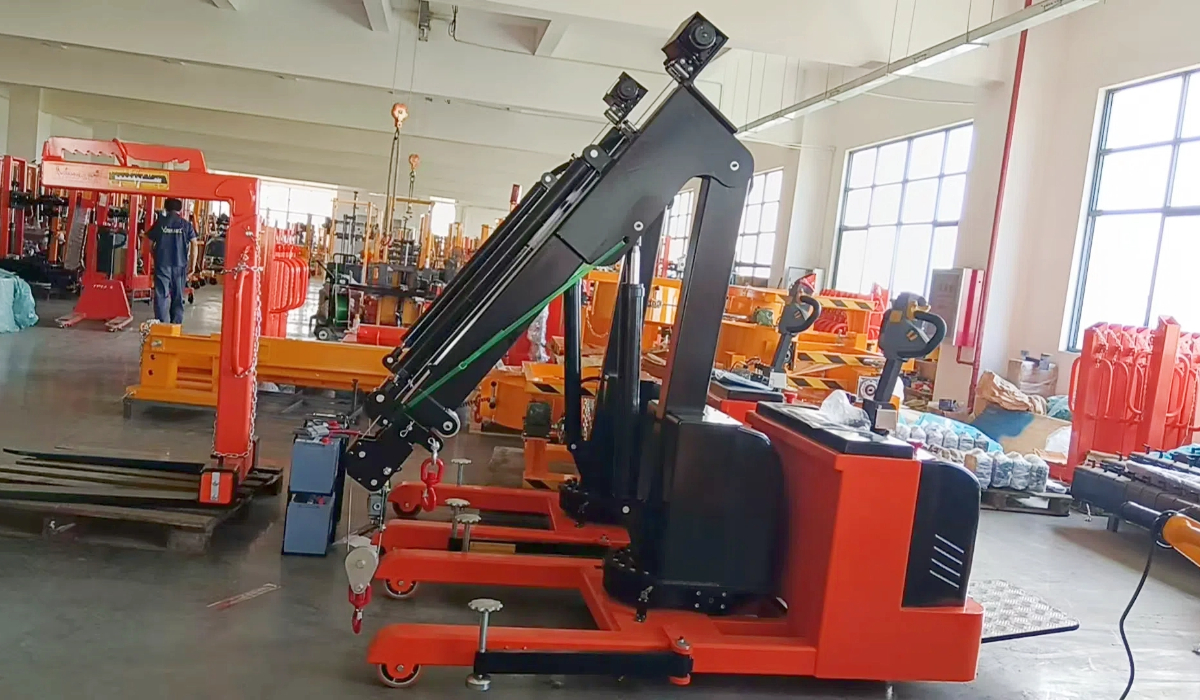 Boost warehouse efficiency with Sinolift's fully electric rotating crane. Offering 300kg capacity at full extension and 1000kg when retracted, plus remote control operation for safer lifting.