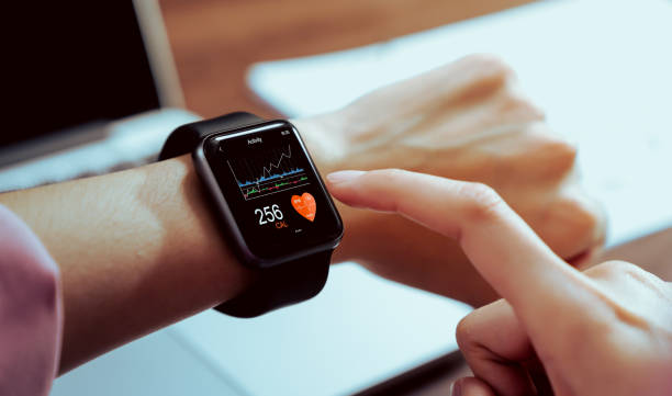 With a sleek metal body and a vibrant Retina screen, the crown is inlaid with delicate patterns. Straps are available in leather, braided, or metal chain styles. A collision of minimalism and trend, it's the focal point on your wrist in every gesture.