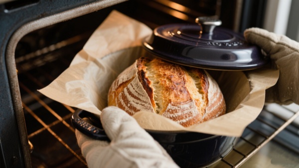 Bake Sourdough With a Dutch Oven Bake Sourdough With a Dutch Oven