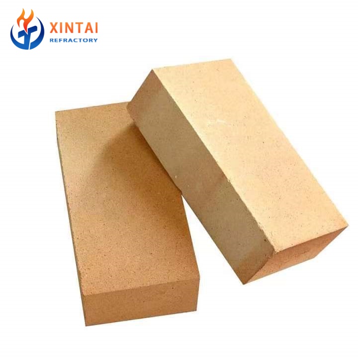 Refractory brick