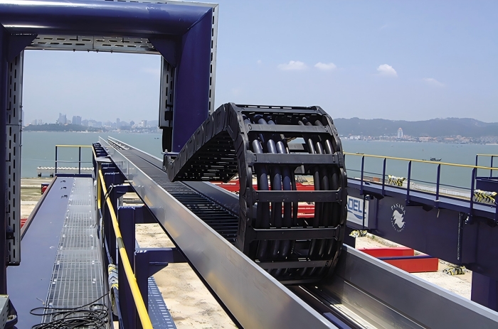 Self lubricating drag chain reduces maintenance needs and ensures smooth cable movement in high-speed systems。