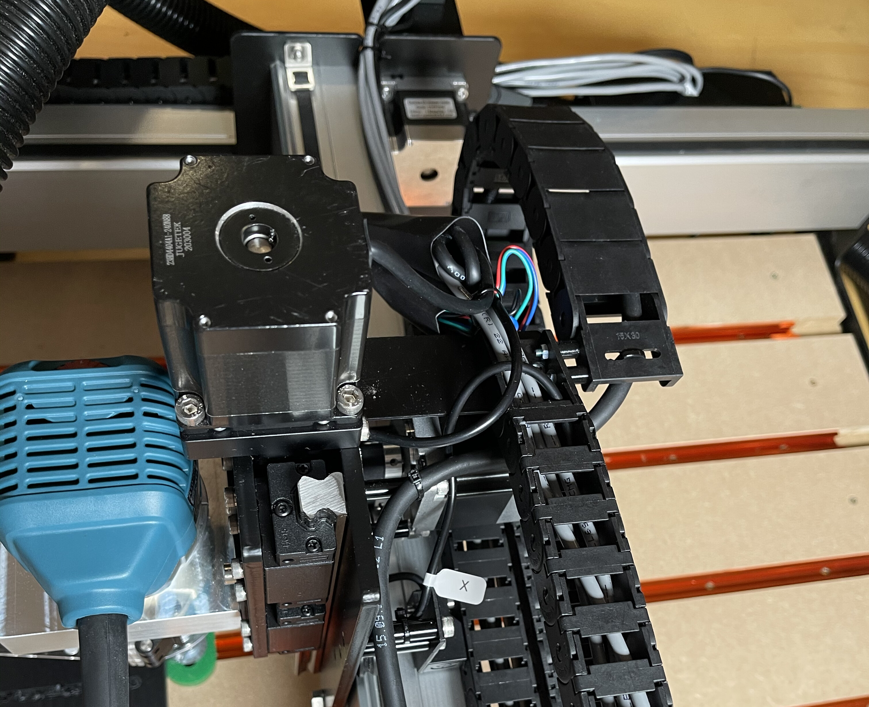 Articulated robot cable routing system enables flexible and reliable motion control.