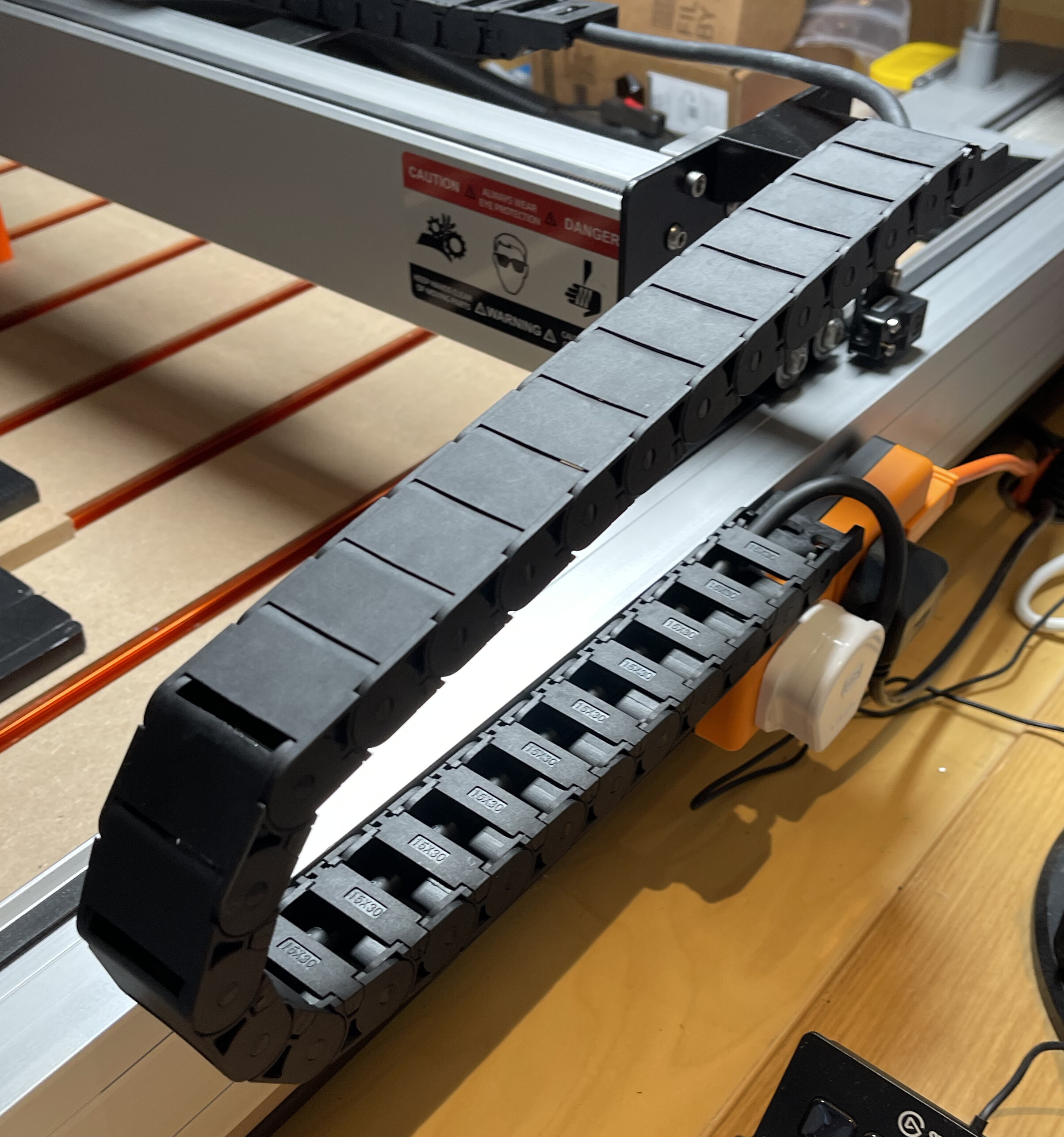 Dustproof cable chain offers reliable performance in dusty and harsh working conditions.