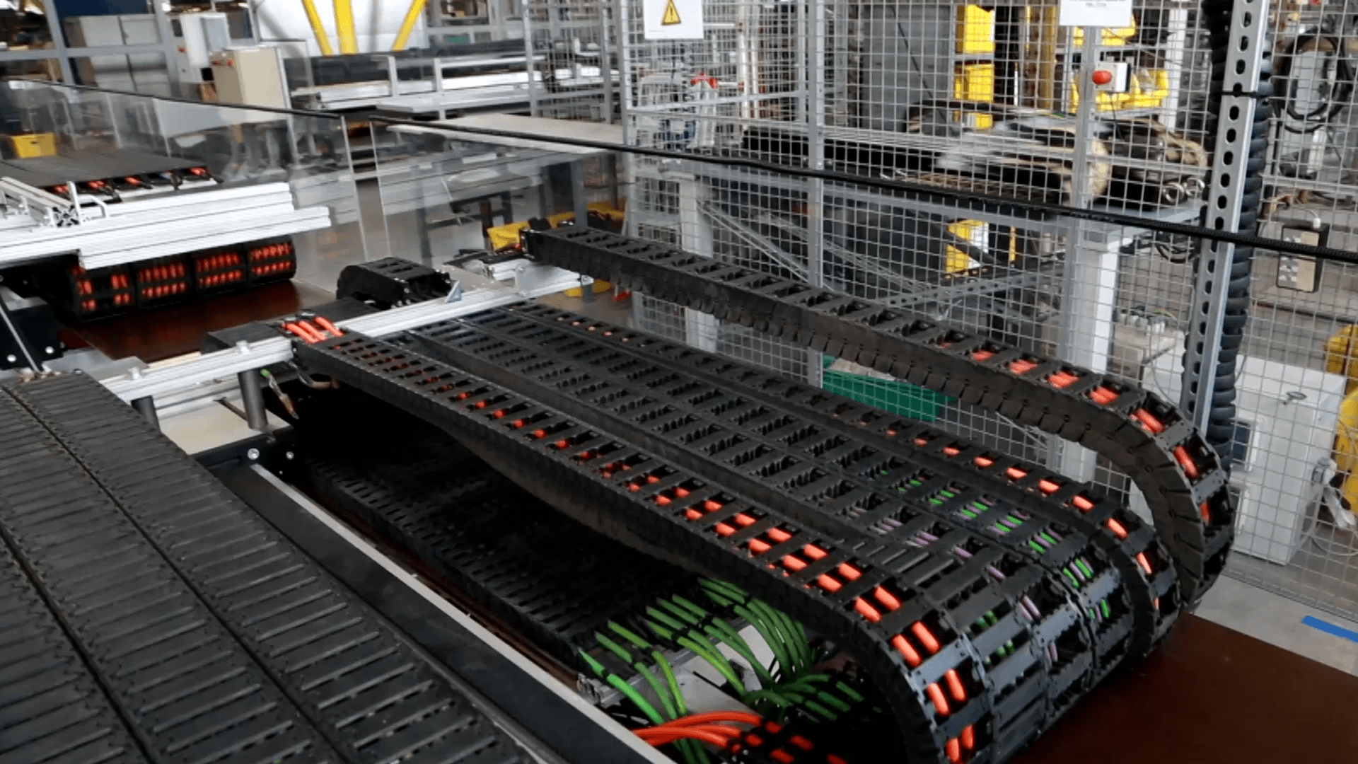 Reliable cable routing solution ensures organized wiring and protects cables in dynamic applications. 询问 ChatGPT