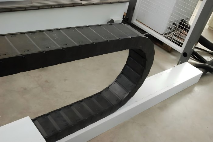 Fully enclosed drag chain providing secure cable protection in demanding industrial environments.