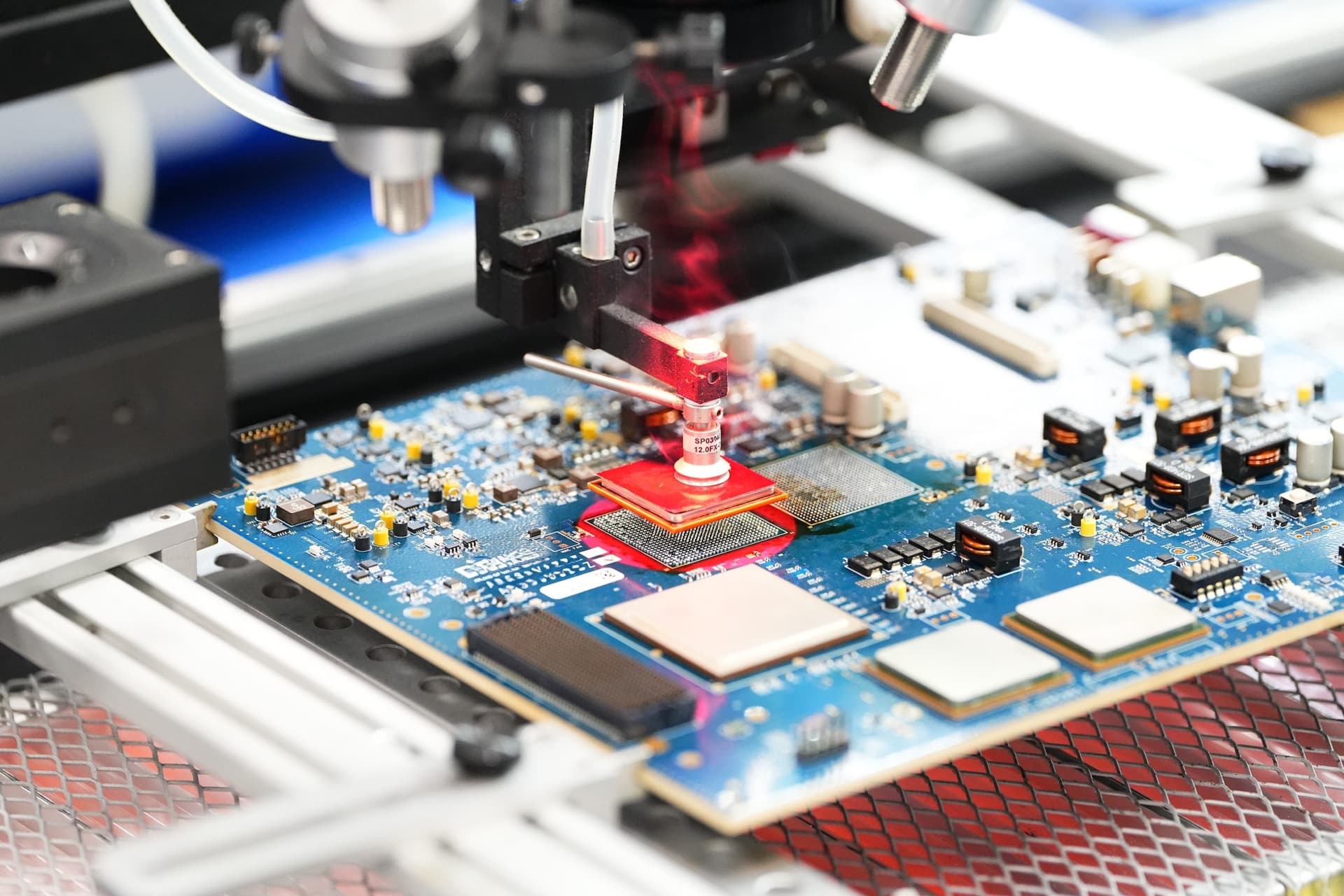 Two common types that often draw attention are MLCC (Multi-Layer Ceramic Capacitor) and SLCC (Single-Layer Ceramic Capacitor). While they share some similarities as ceramic capacitors, their differences are significant and impact their applications.