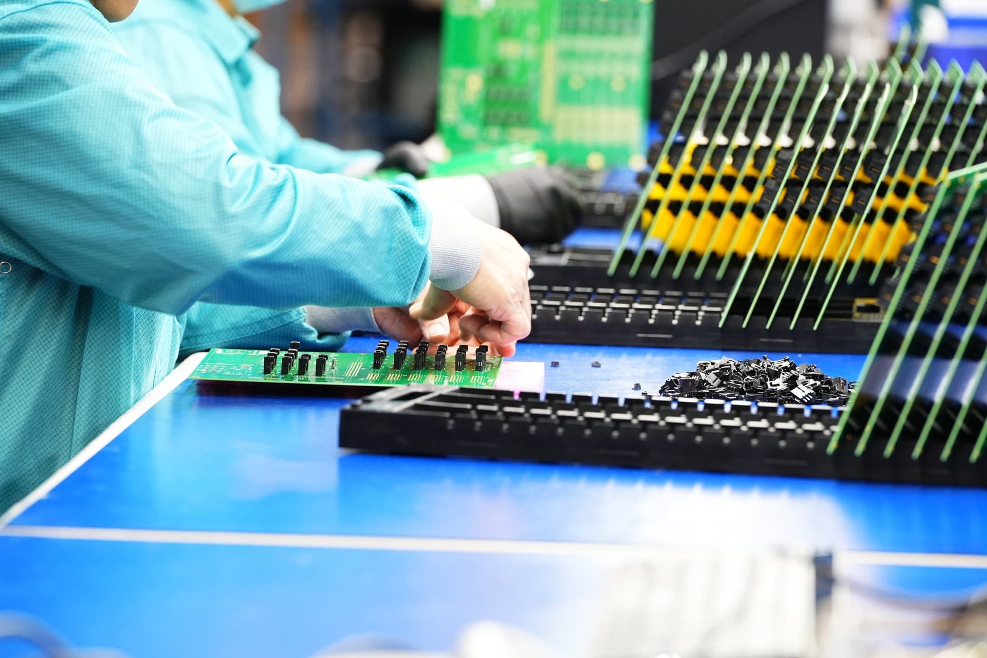 Two common types that often draw attention are MLCC (Multi-Layer Ceramic Capacitor) and SLCC (Single-Layer Ceramic Capacitor). While they share some similarities as ceramic capacitors, their differences are significant and impact their applications.