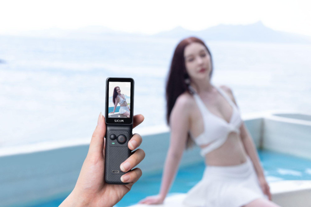 Taking Photos of Tourists with the SJCAM C400 Action Camera